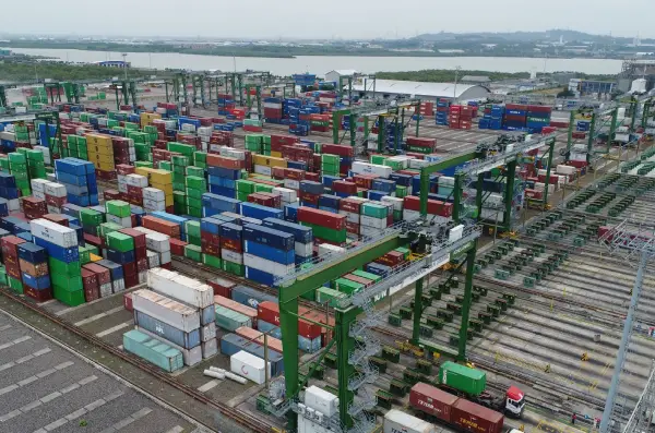 Stacking Crane Otomatis Pertama Di Indonesia, Dioperasikan Di Terminal Teluk Lamong